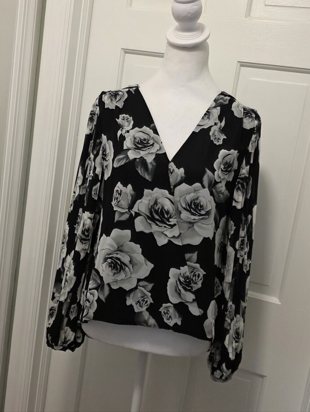 NWT White House Black Market Black & Grey Floral V-Neck Blouse Size 2 Ret. $99